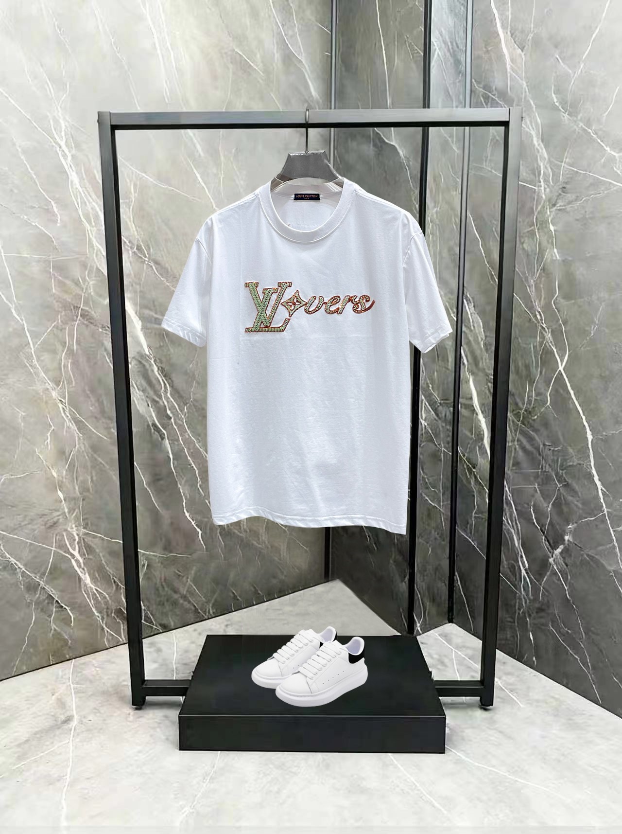 LV 高仿 男款 刺繡Logo短袖T恤 百搭簡約設計 休閒日常風