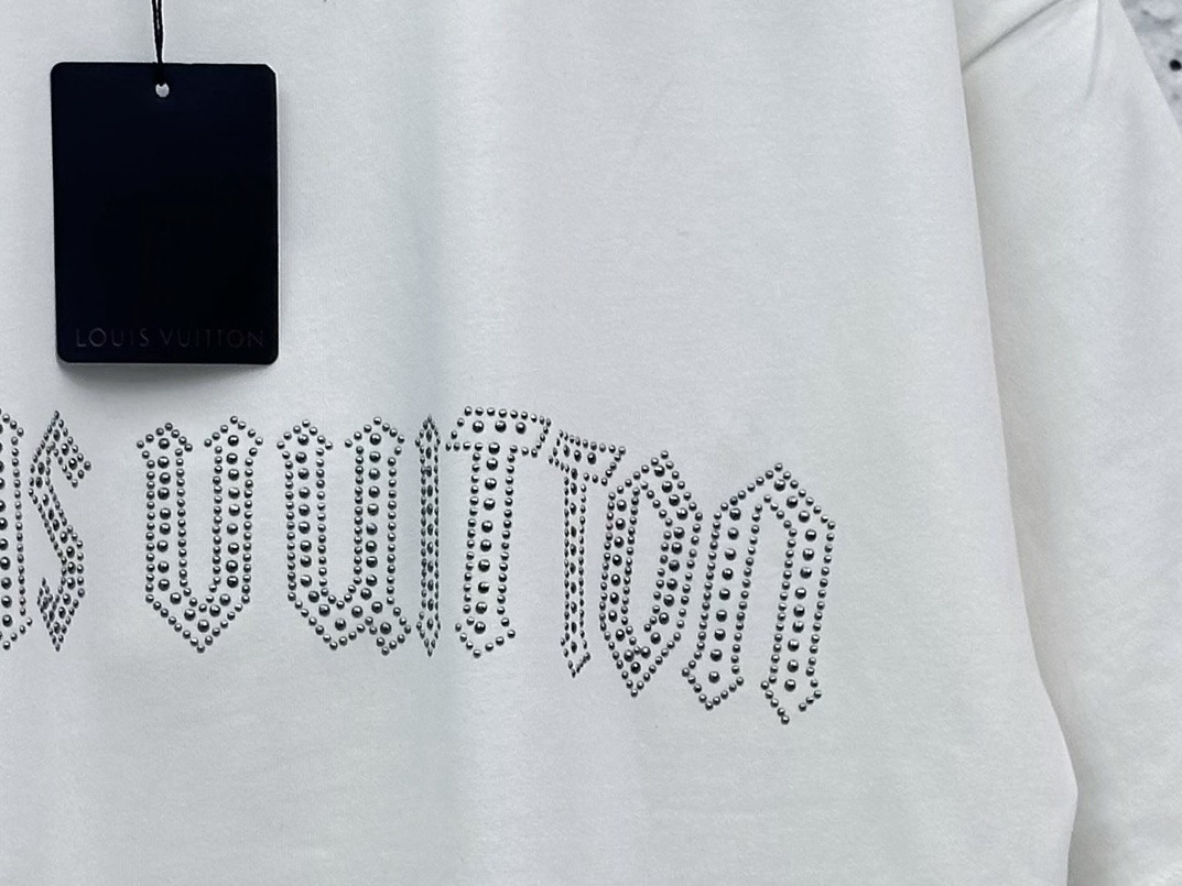 LV 高仿 男款 鑲鑽Logo短袖T恤 簡約高級百搭款| 10 LV 高仿 男款 鑲鑽Logo短袖T恤 簡約高級百搭款