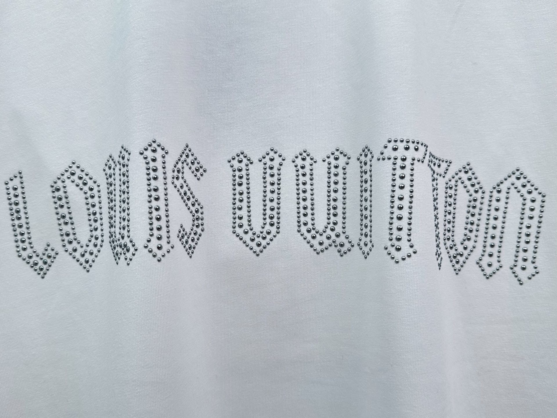 LV 高仿 男款 鑲鑽Logo短袖T恤 簡約高級百搭款| 9 LV 高仿 男款 鑲鑽Logo短袖T恤 簡約高級百搭款