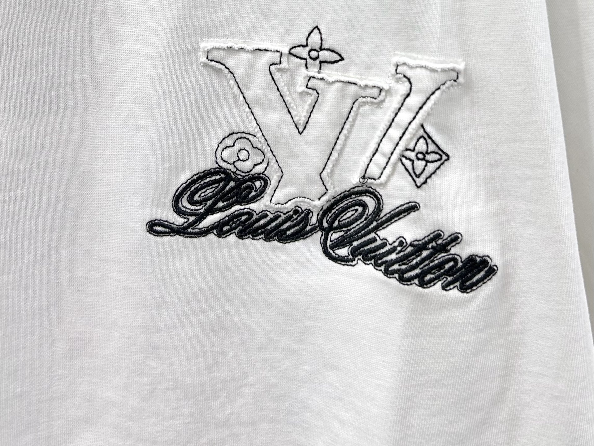 LV 原單 男款 簡約刺繡Logo短袖T恤 百搭清爽休閒款