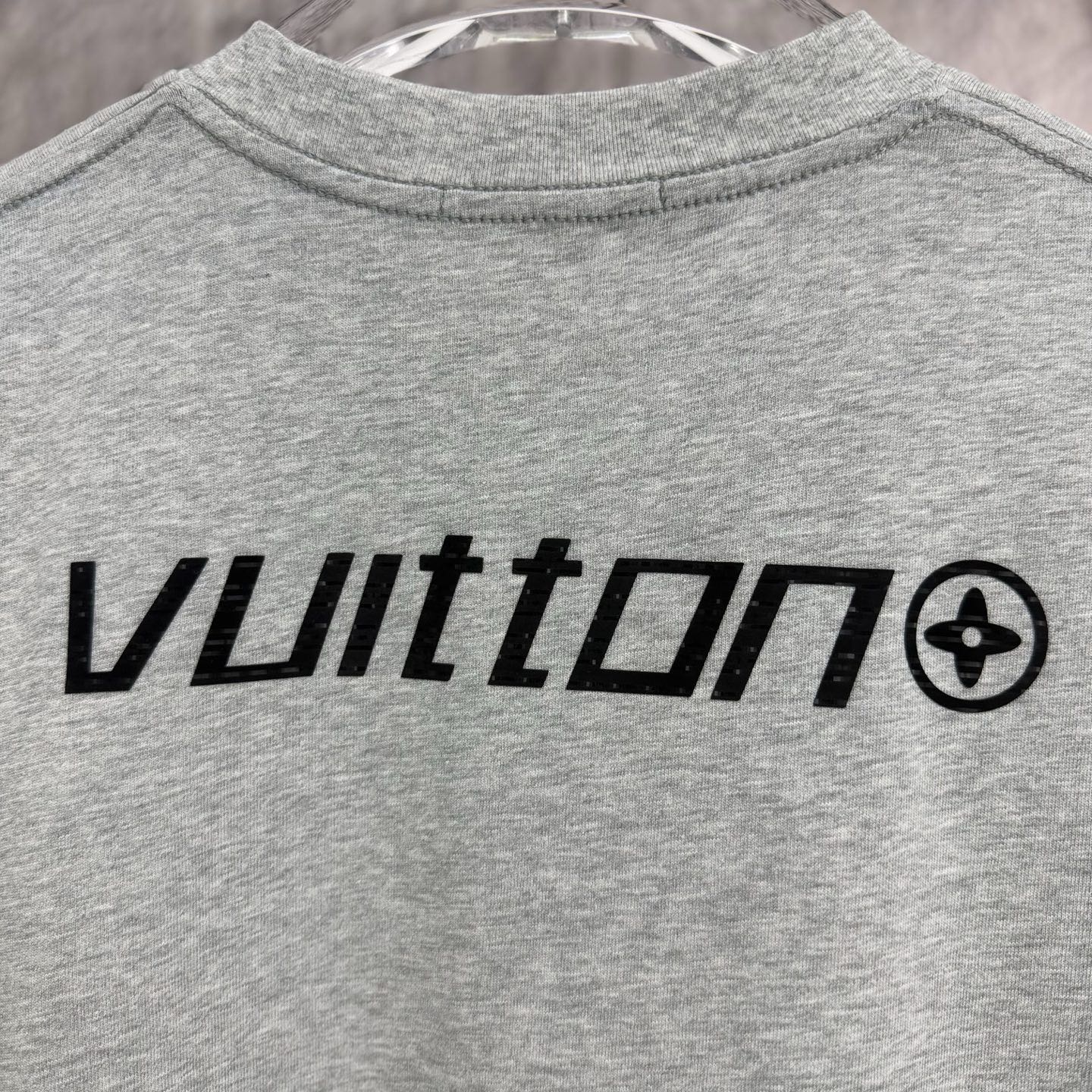 LV 一比一 男款 拼接字母Logo短袖T恤 潮流簡約百搭款| 7 LV 一比一 男款 拼接字母Logo短袖T恤 潮流簡約百搭款