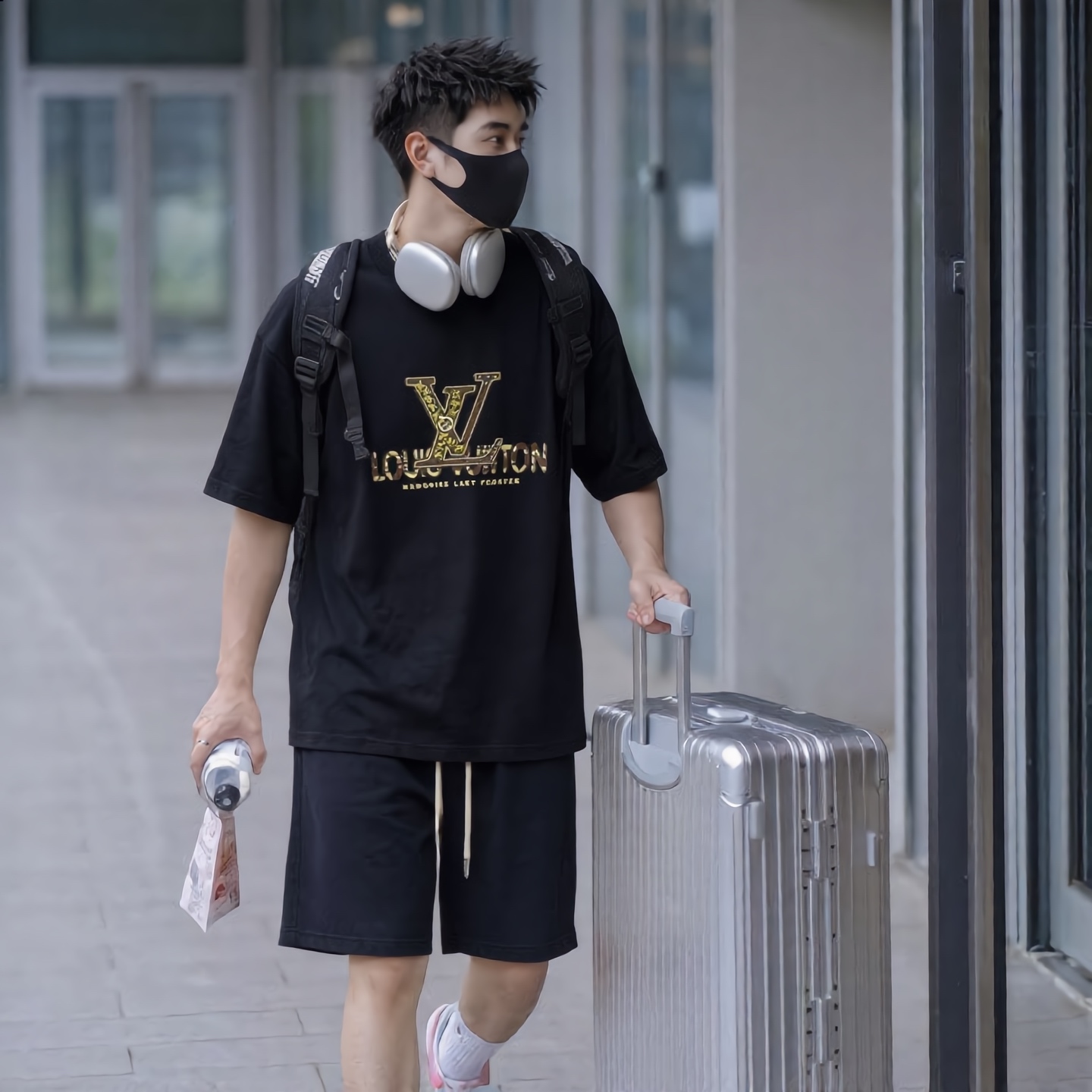 LV 高仿 男款 金色Logo印花短袖T恤 高級質感百搭款| 13 LV 高仿 男款 金色Logo印花短袖T恤 高級質感百搭款