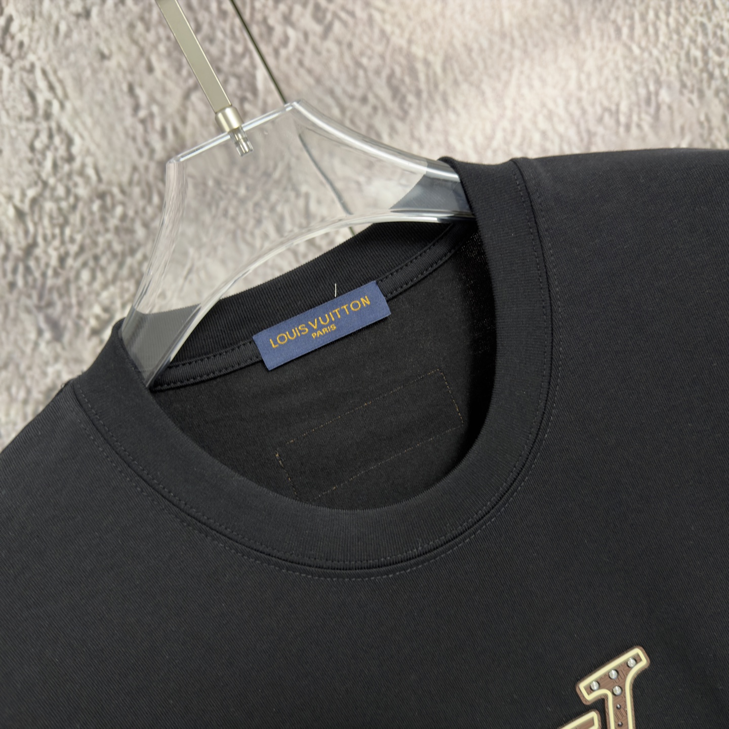 LV 高仿 男款 金色Logo印花短袖T恤 高級質感百搭款| 10 LV 高仿 男款 金色Logo印花短袖T恤 高級質感百搭款