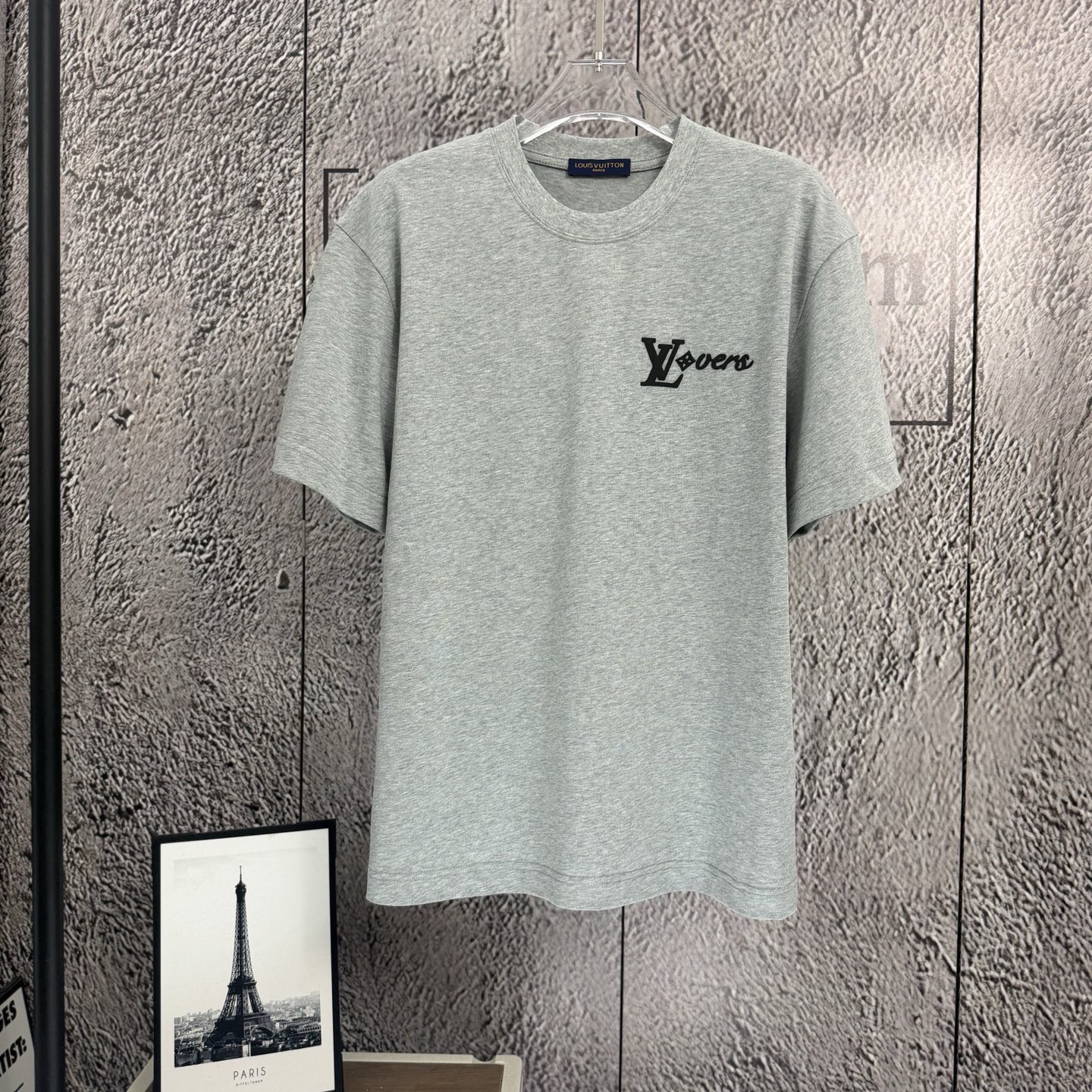 LV 高仿 男款 小字母刺繡短袖T恤 簡約質感款