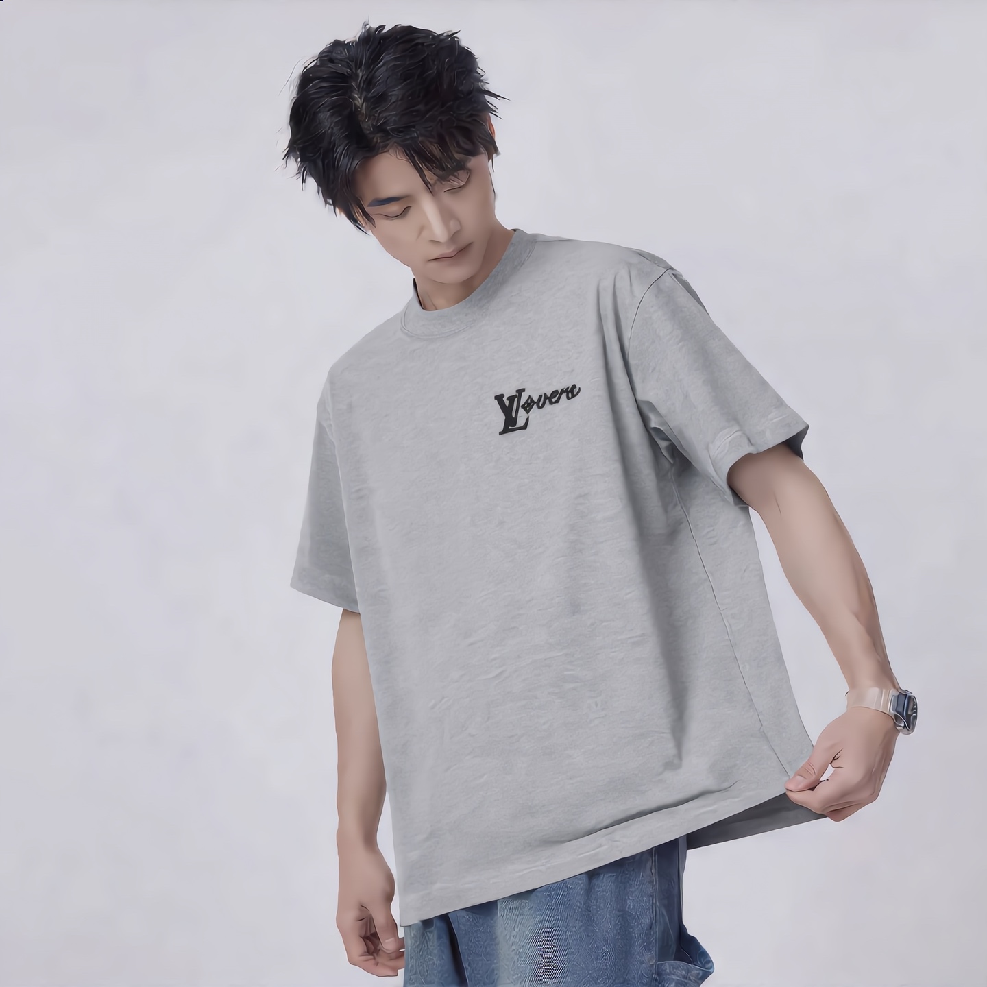LV 高仿 男款 小字母刺繡短袖T恤 簡約質感款| 13 LV 高仿 男款 小字母刺繡短袖T恤 簡約質感款