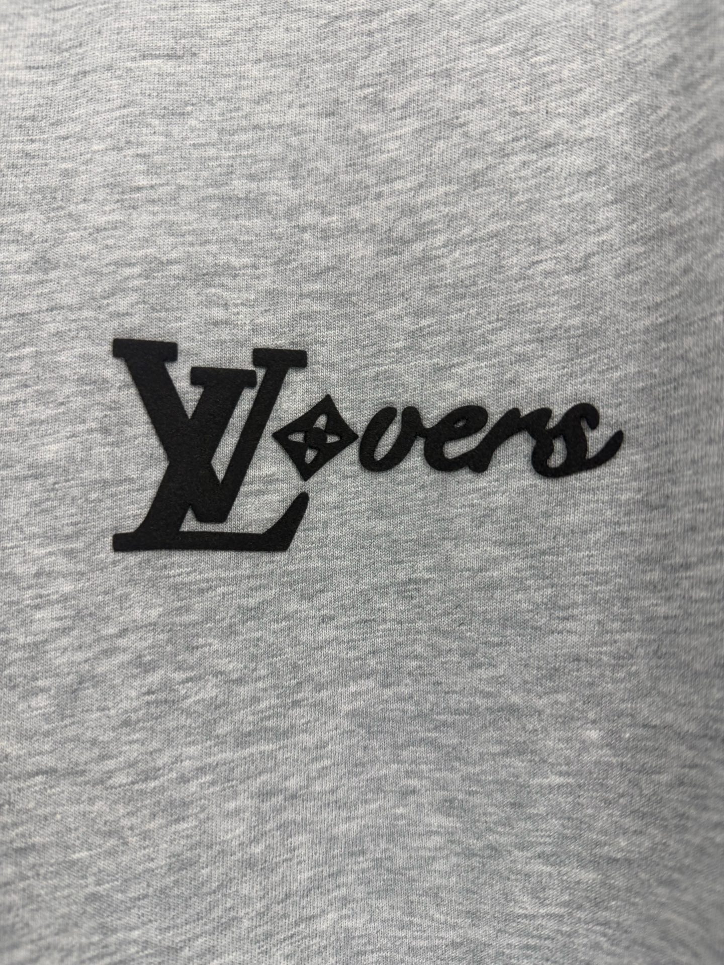 LV 高仿 男款 小字母刺繡短袖T恤 簡約質感款| 9 LV 高仿 男款 小字母刺繡短袖T恤 簡約質感款
