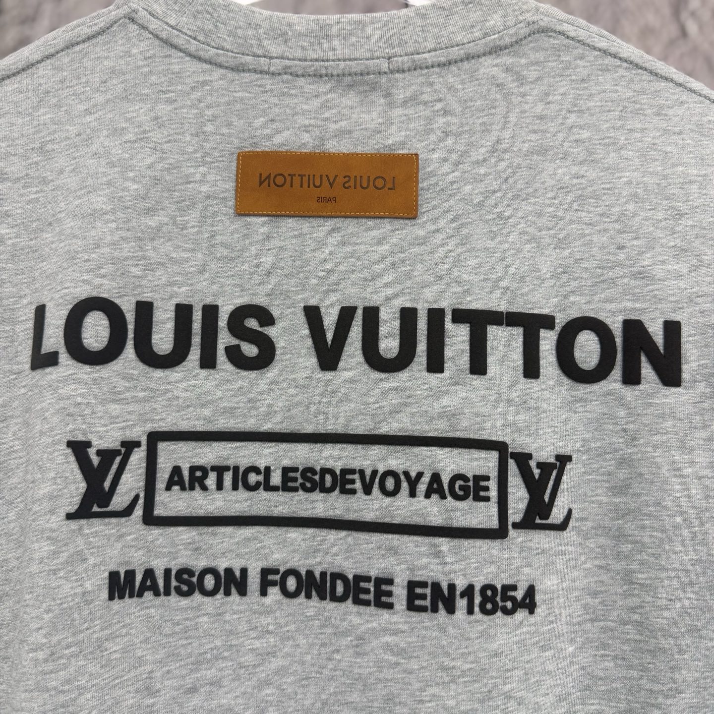 LV 高仿 男款 小字母刺繡短袖T恤 簡約質感款| 8 LV 高仿 男款 小字母刺繡短袖T恤 簡約質感款
