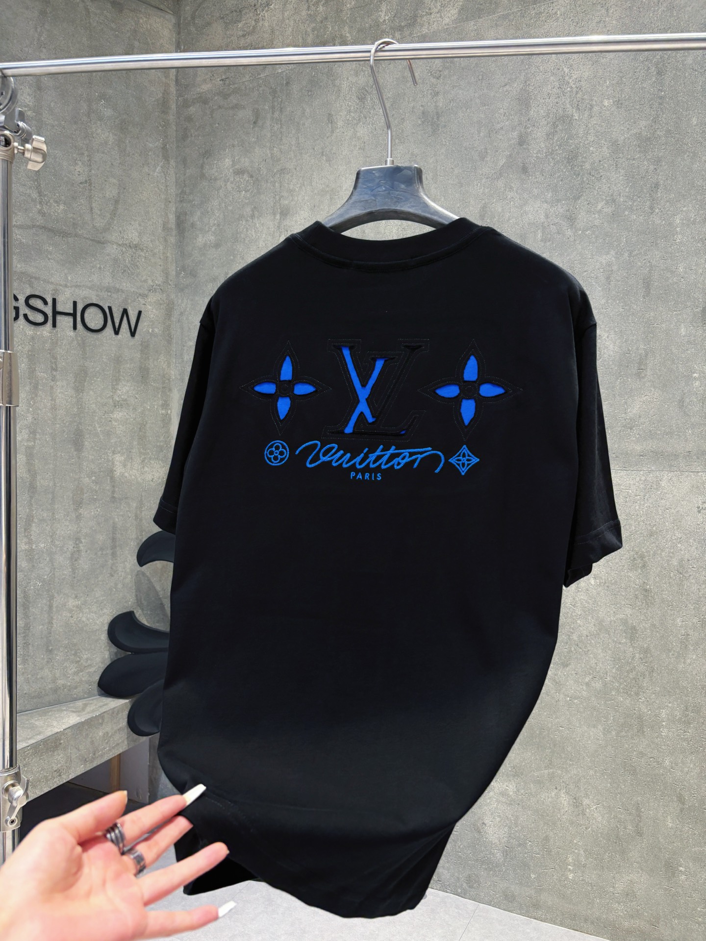 高仿LV黑色刺繡Logo短袖T恤 男士簡約百搭款