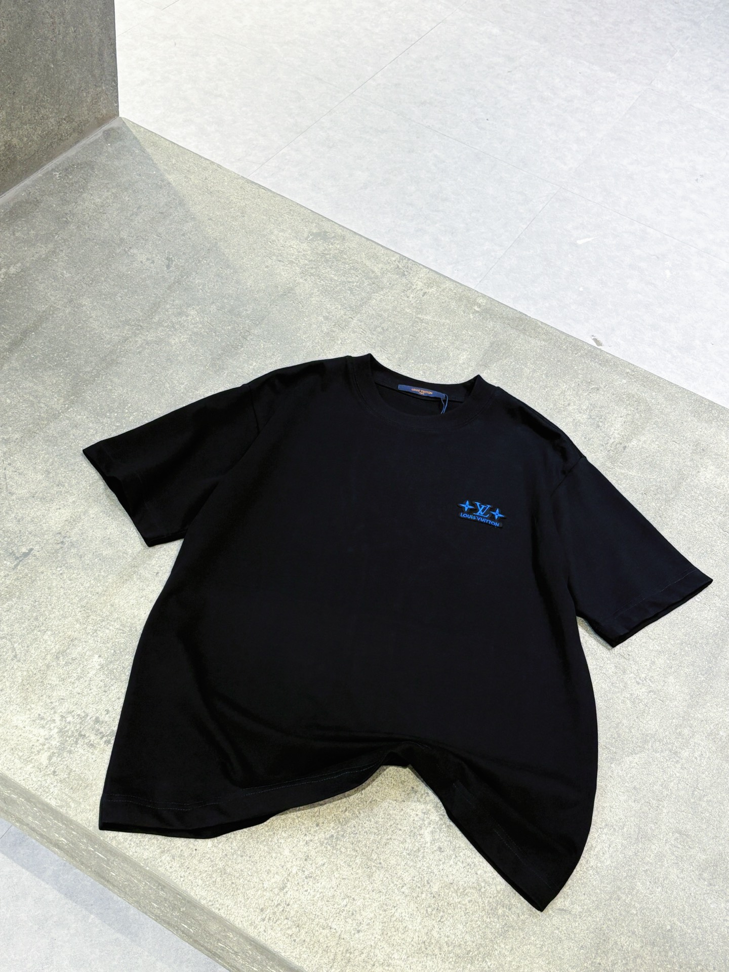 高仿LV黑色刺繡Logo短袖T恤 男士簡約百搭款