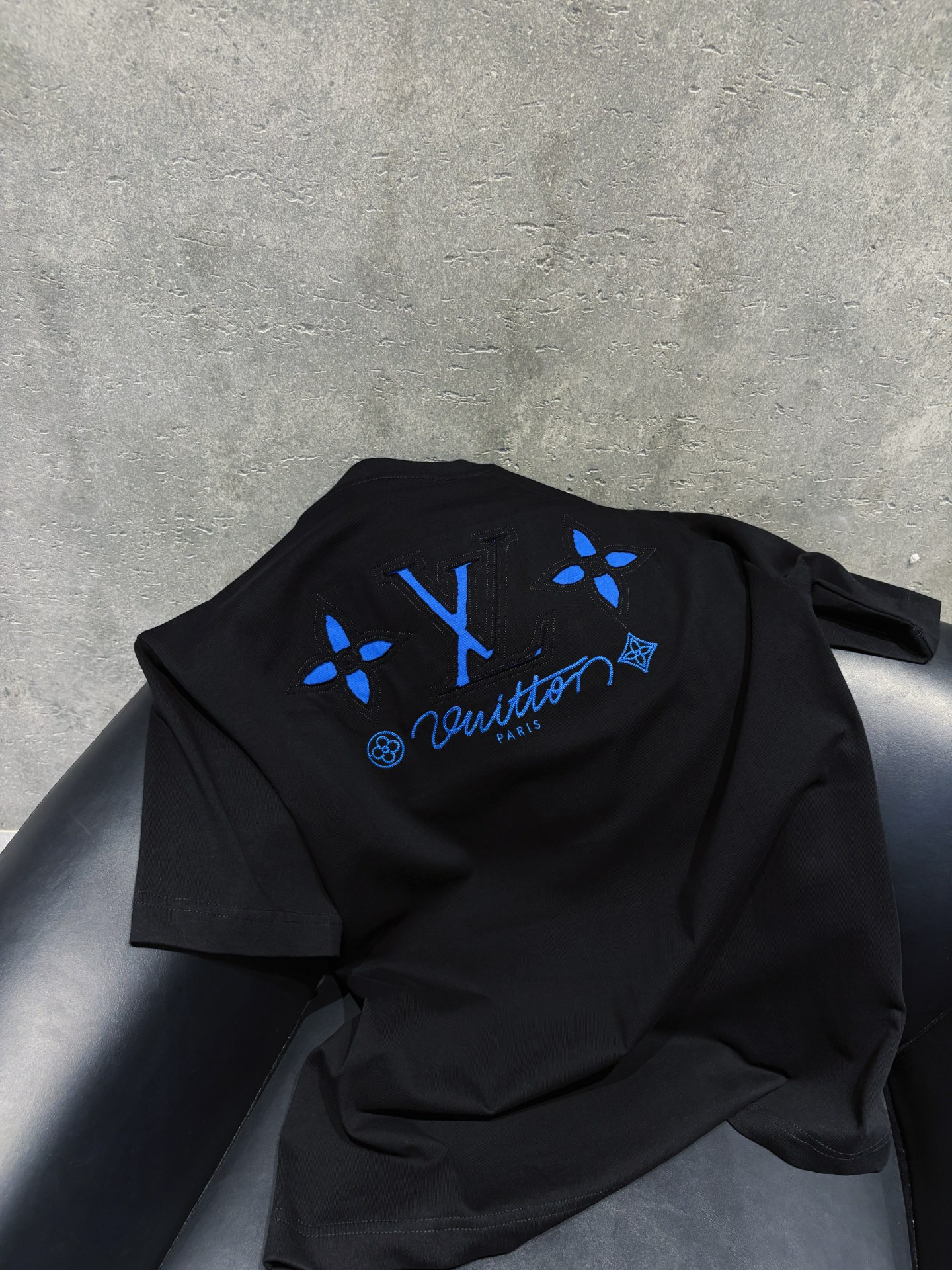 高仿LV黑色刺繡Logo短袖T恤 男士簡約百搭款