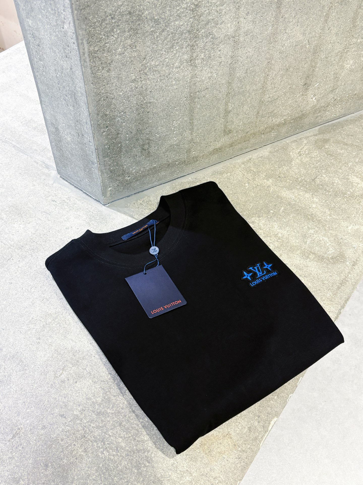高仿LV黑色刺繡Logo短袖T恤 男士簡約百搭款