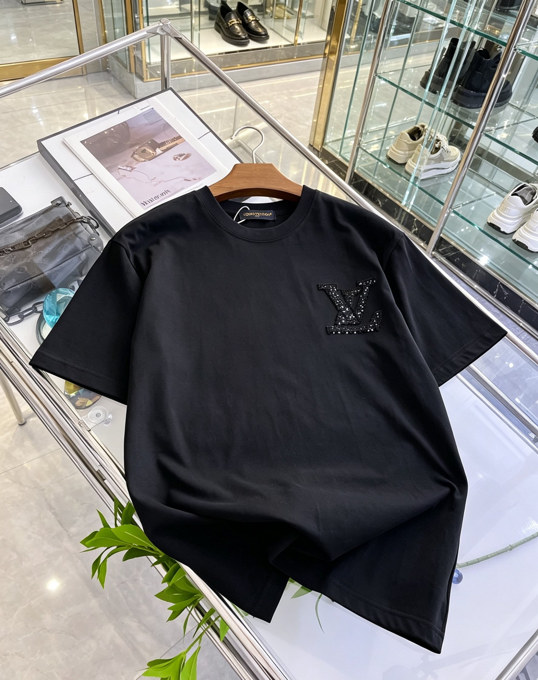 LV短袖T恤男 黑色水鑽V字logo設計