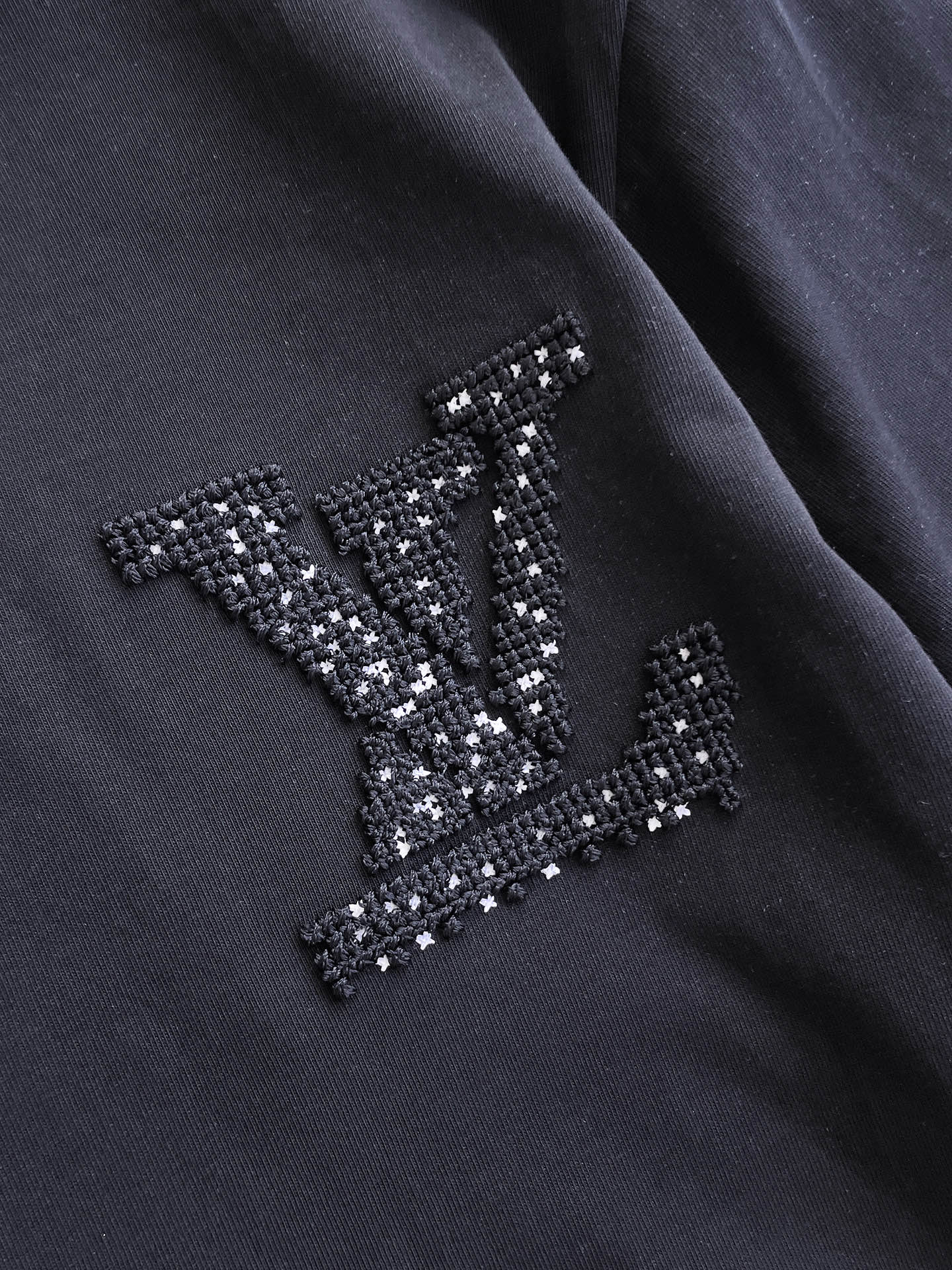 LV短袖T恤男 黑色水鑽V字logo設計