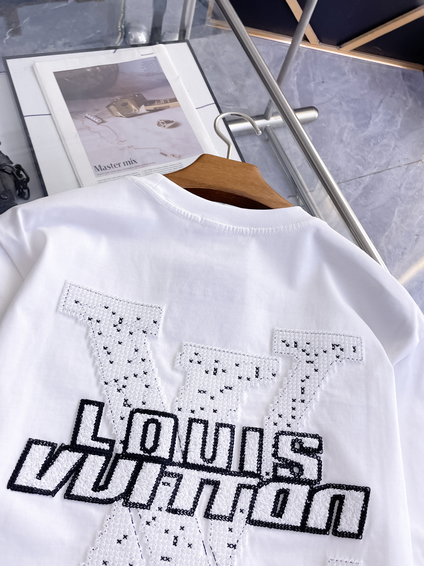 LV短袖T恤男 白色水鑽V字logo設計款