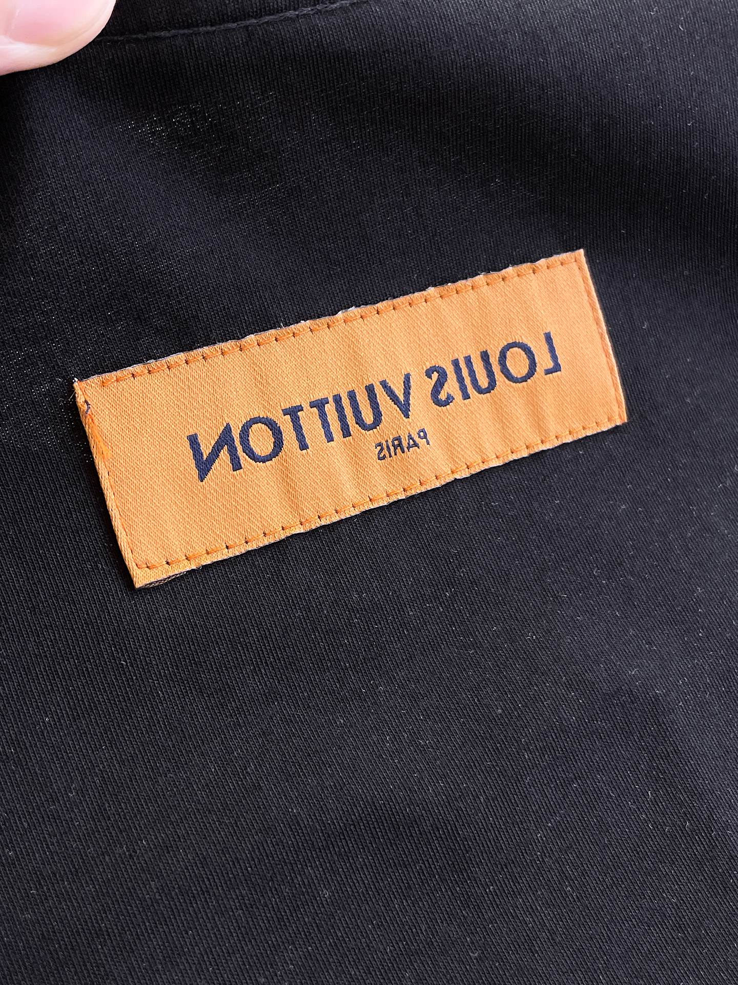 LV一比一男女同款短袖T恤簡約刺繡設計百搭舒適休閒款| 12 LV一比一男女同款短袖T恤簡約刺繡設計百搭舒適休閒款