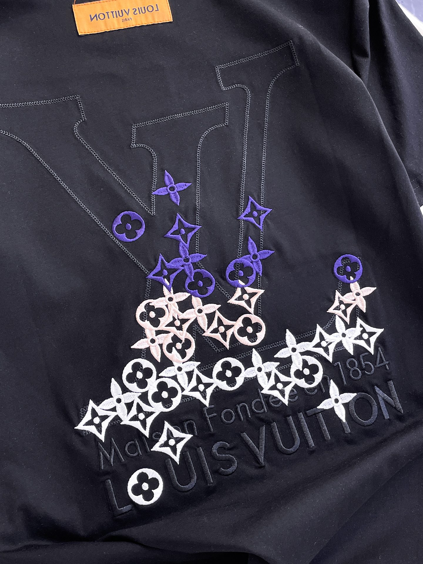 LV一比一男女同款短袖T恤簡約刺繡設計百搭舒適休閒款| 9 LV一比一男女同款短袖T恤簡約刺繡設計百搭舒適休閒款