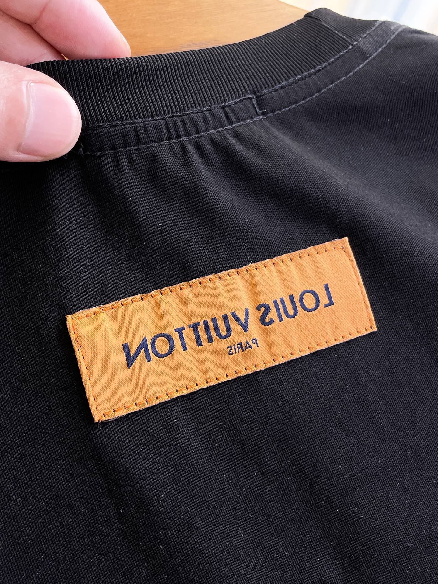 LV高仿男女款短袖T恤立體刺繡設計簡約時尚百搭休閒上衣| 8 LV高仿男女款短袖T恤立體刺繡設計簡約時尚百搭休閒上衣