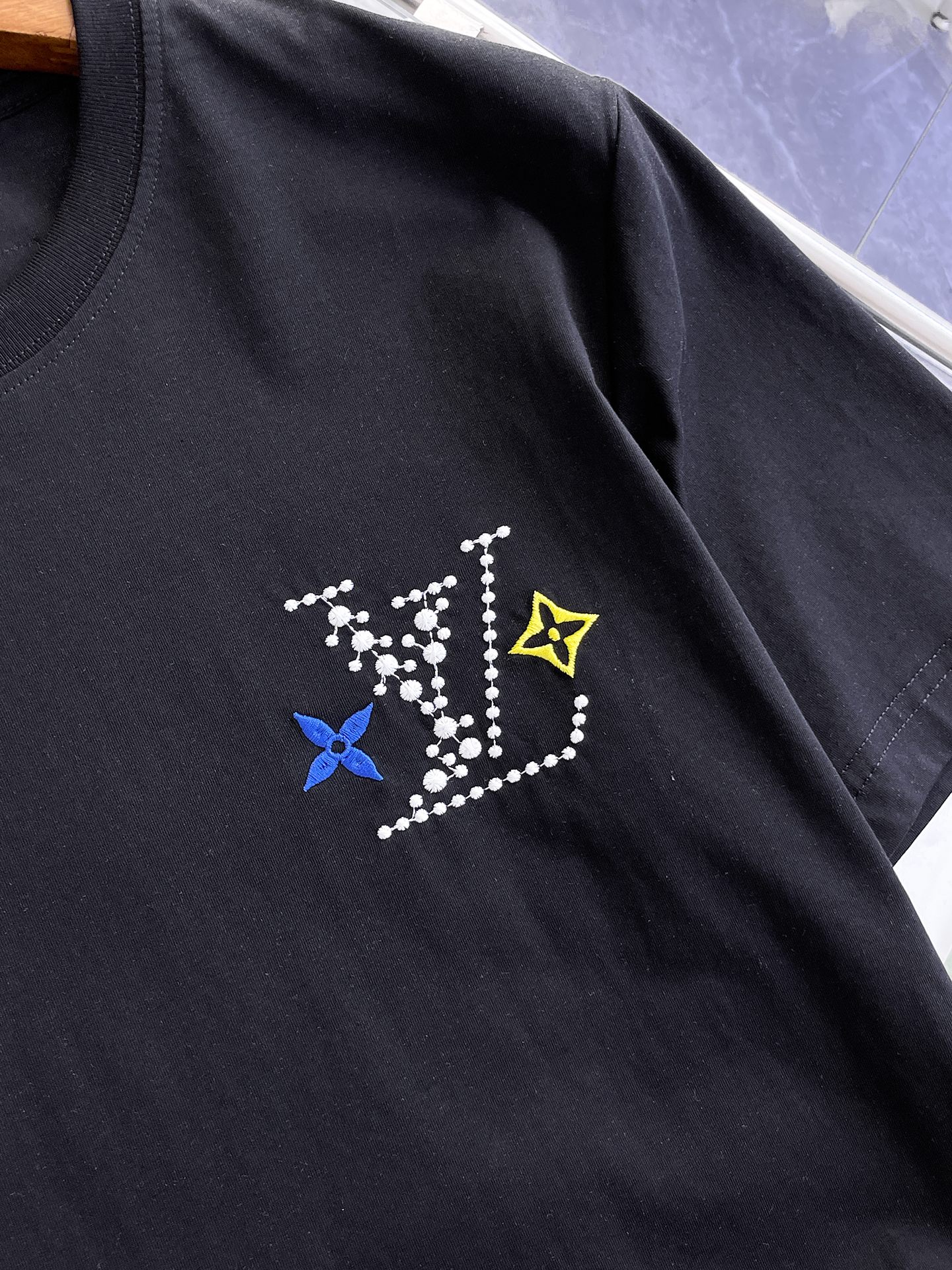 LV高仿男女款短袖T恤彩色LOGO刺繡設計時尚百搭休閒上衣| 12 LV高仿男女款短袖T恤彩色LOGO刺繡設計時尚百搭休閒上衣