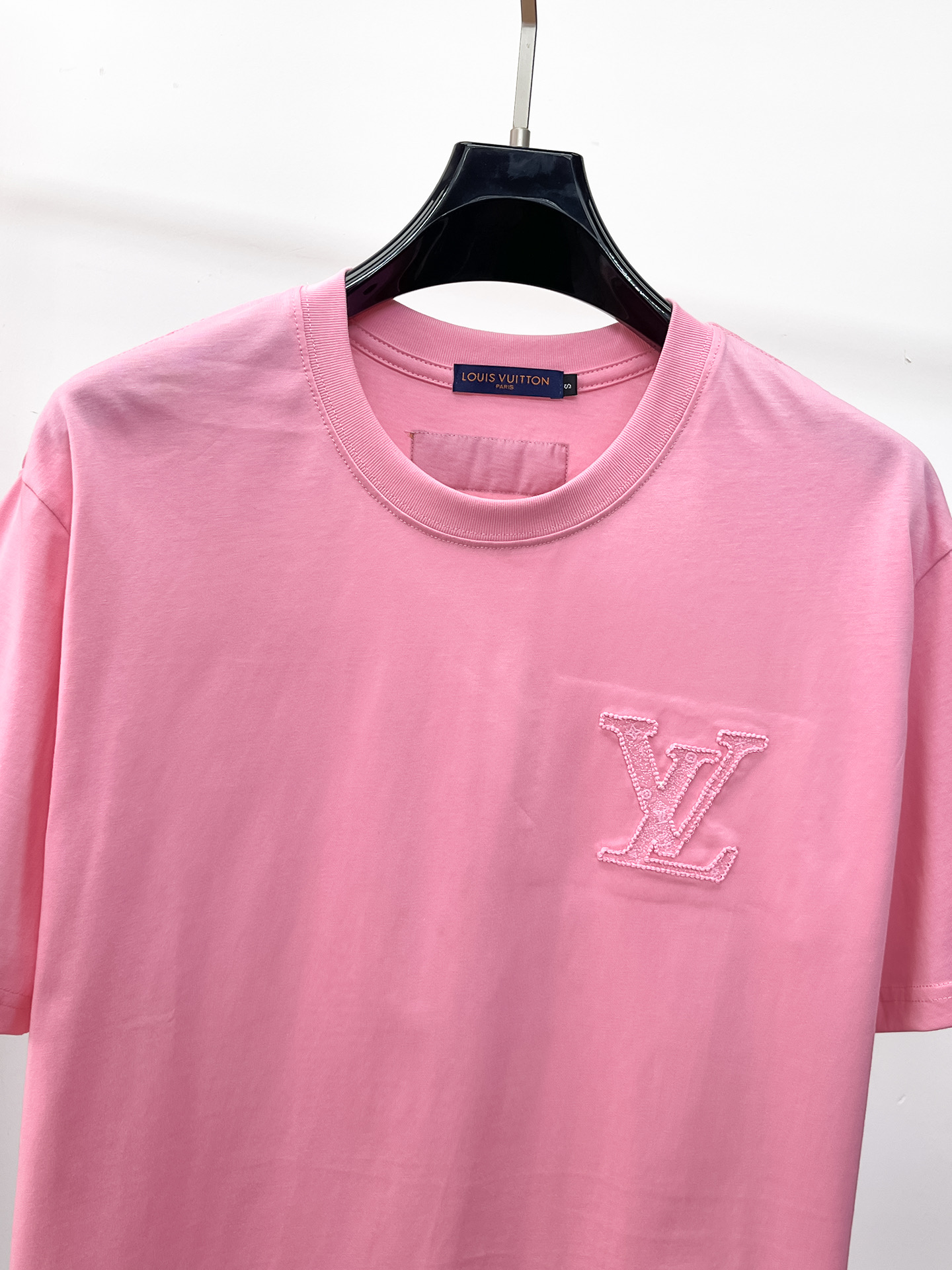 LV路易威登精品仿製短袖T恤 粉色刺繡LOGO清新百搭男士上衣