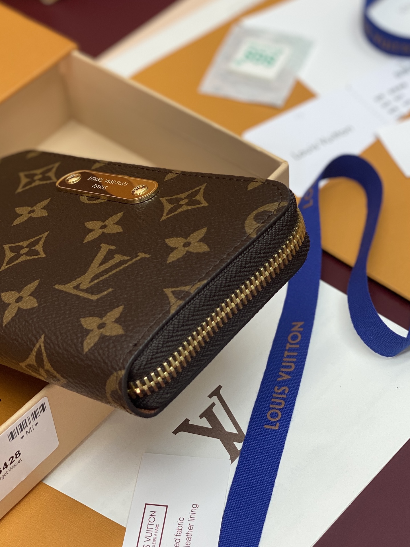 LV原單Monogram金屬徽章拉鍊長夾 經典老花皮夾| 12 LV原單Monogram金屬徽章拉鍊長夾 經典老花皮夾