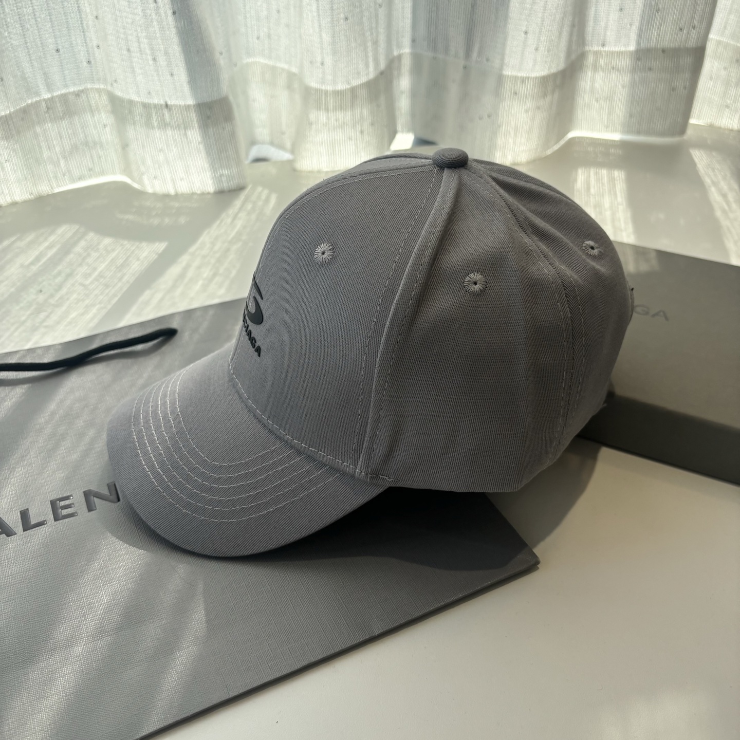 Balenciaga高仿男女款棒球帽低調Logo設計休閒百搭潮流帽| 13 Balenciaga高仿男女款棒球帽低調Logo設計休閒百搭潮流帽