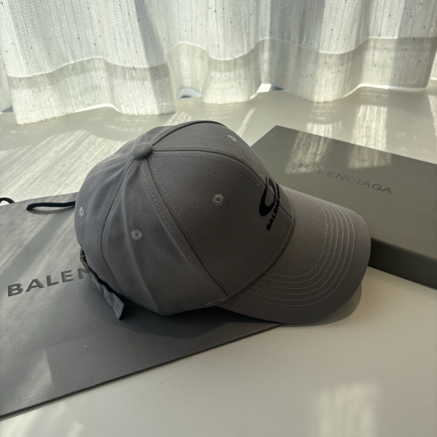 Balenciaga高仿男女款棒球帽低調Logo設計休閒百搭潮流帽| 12 Balenciaga高仿男女款棒球帽低調Logo設計休閒百搭潮流帽