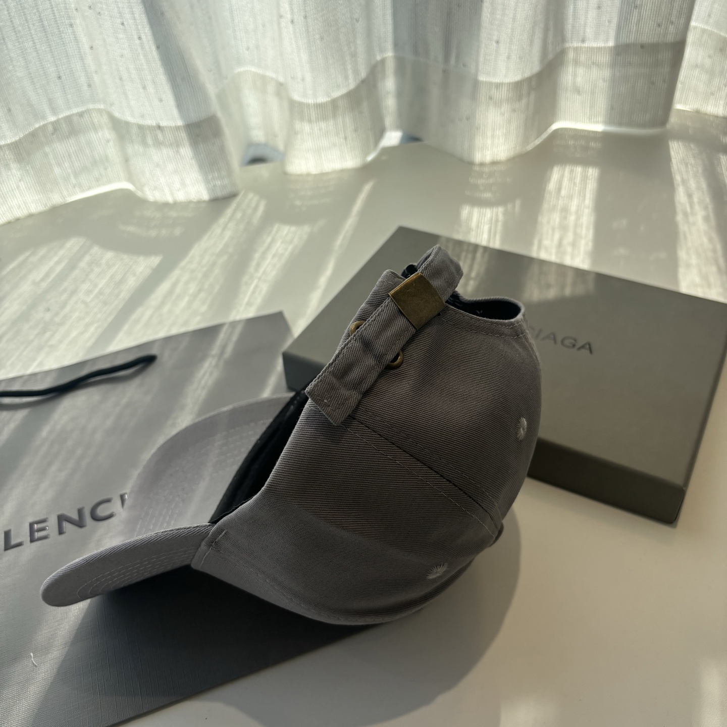Balenciaga高仿男女款棒球帽低調Logo設計休閒百搭潮流帽| 10 Balenciaga高仿男女款棒球帽低調Logo設計休閒百搭潮流帽
