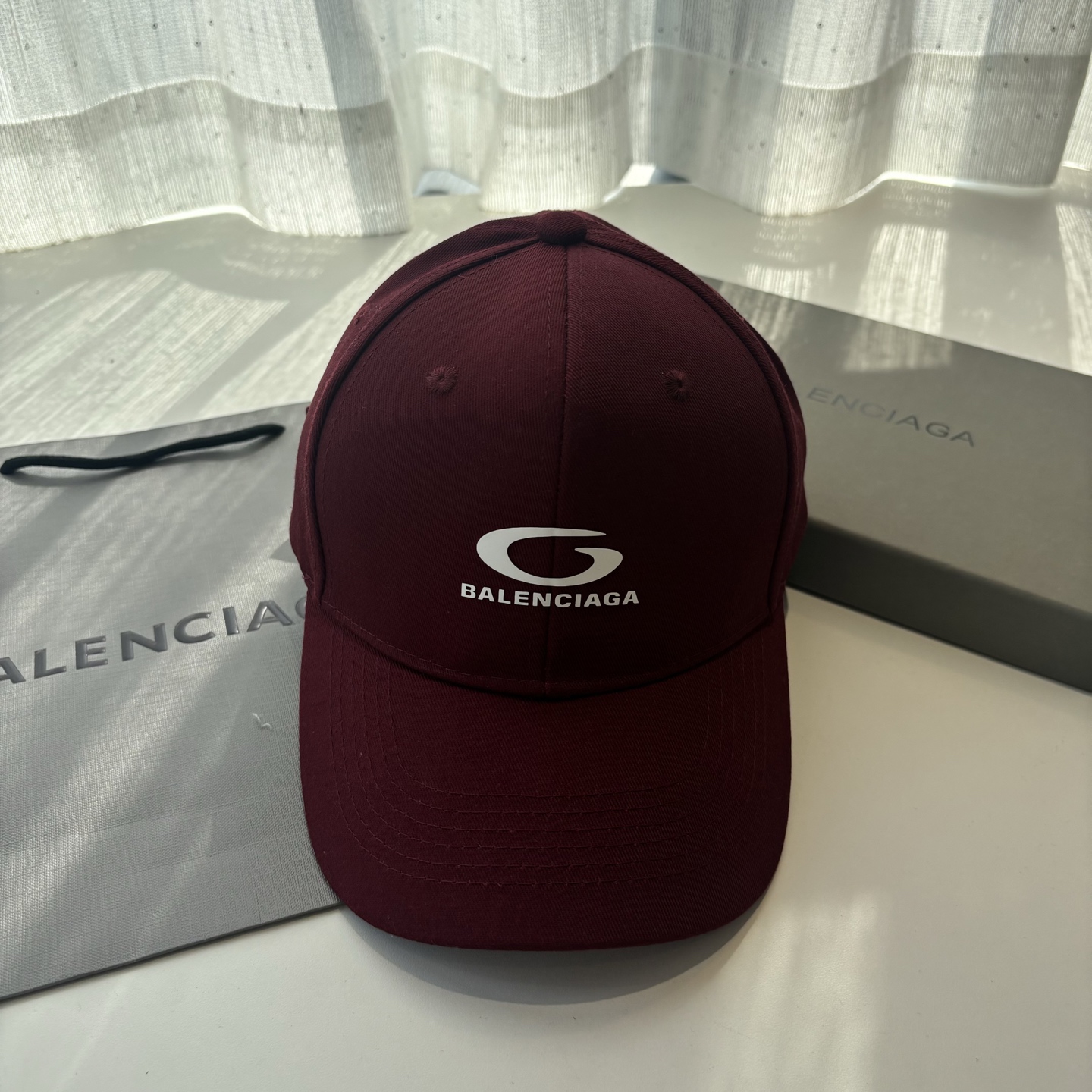 Balenciaga高仿男女款棒球帽酒紅配色經典Logo百搭潮流帽款| 3 Balenciaga高仿男女款棒球帽酒紅配色經典Logo百搭潮流帽款
