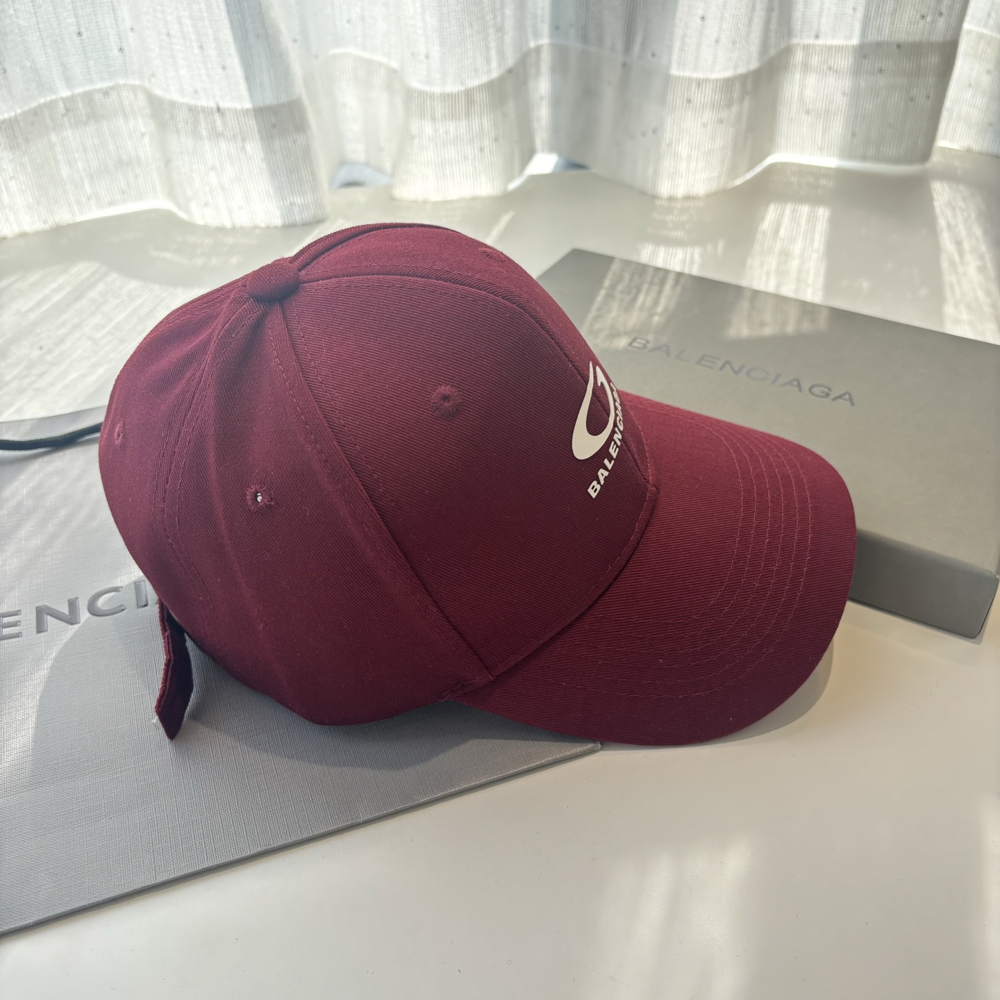 Balenciaga高仿男女款棒球帽酒紅配色經典Logo百搭潮流帽款| 13 Balenciaga高仿男女款棒球帽酒紅配色經典Logo百搭潮流帽款