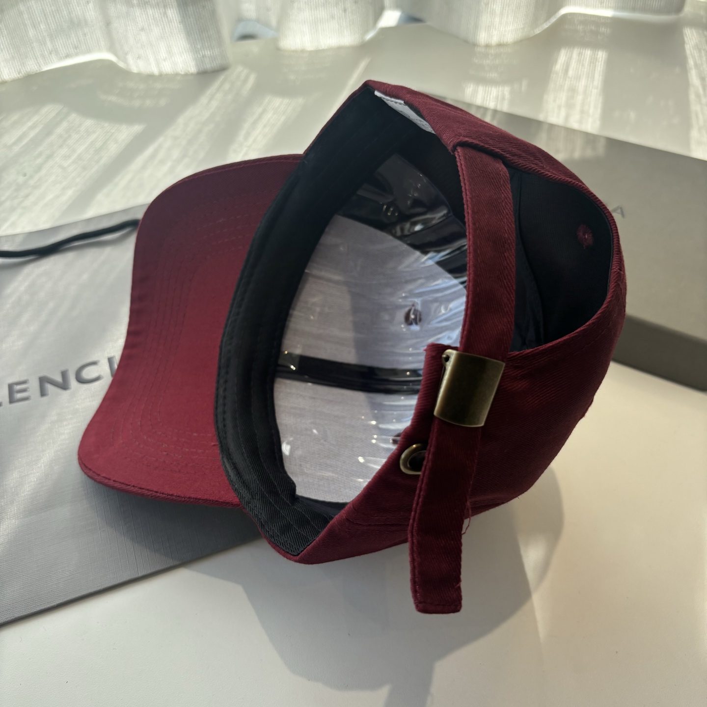 Balenciaga高仿男女款棒球帽酒紅配色經典Logo百搭潮流帽款| 10 Balenciaga高仿男女款棒球帽酒紅配色經典Logo百搭潮流帽款