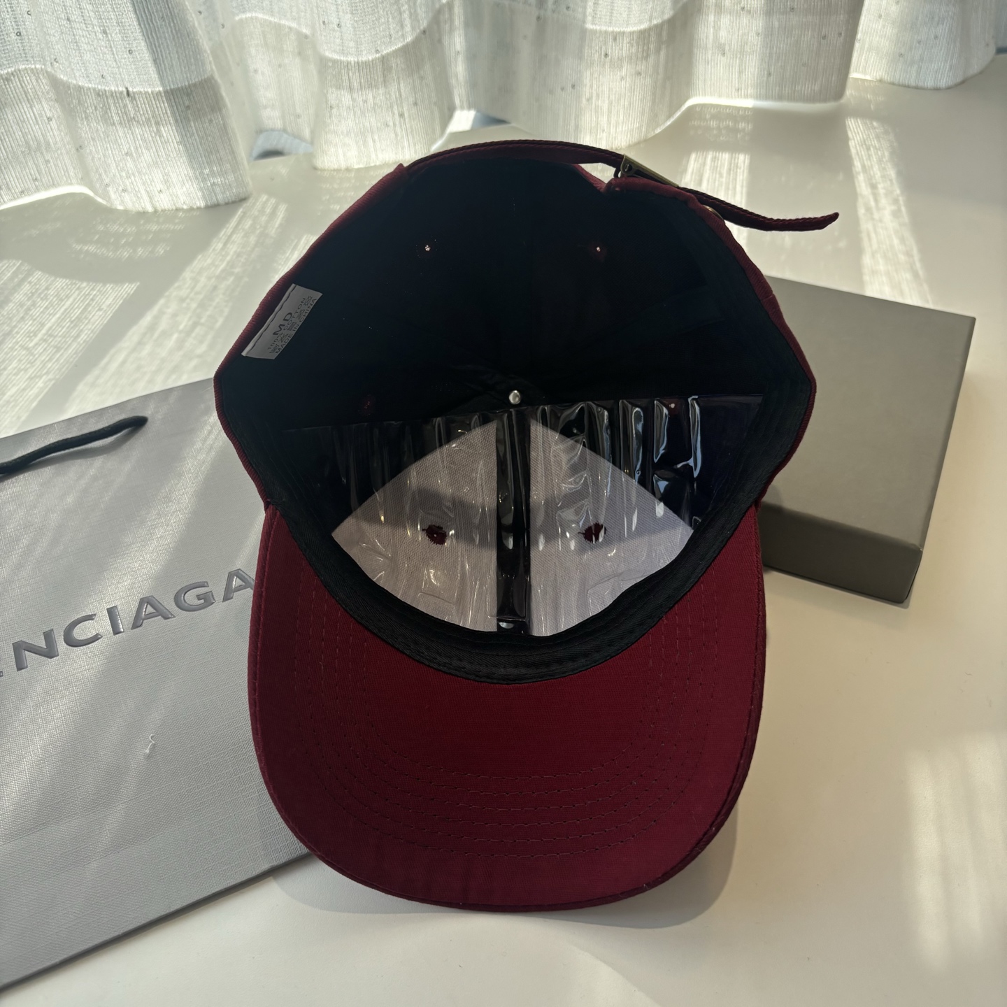 Balenciaga高仿男女款棒球帽酒紅配色經典Logo百搭潮流帽款| 9 Balenciaga高仿男女款棒球帽酒紅配色經典Logo百搭潮流帽款