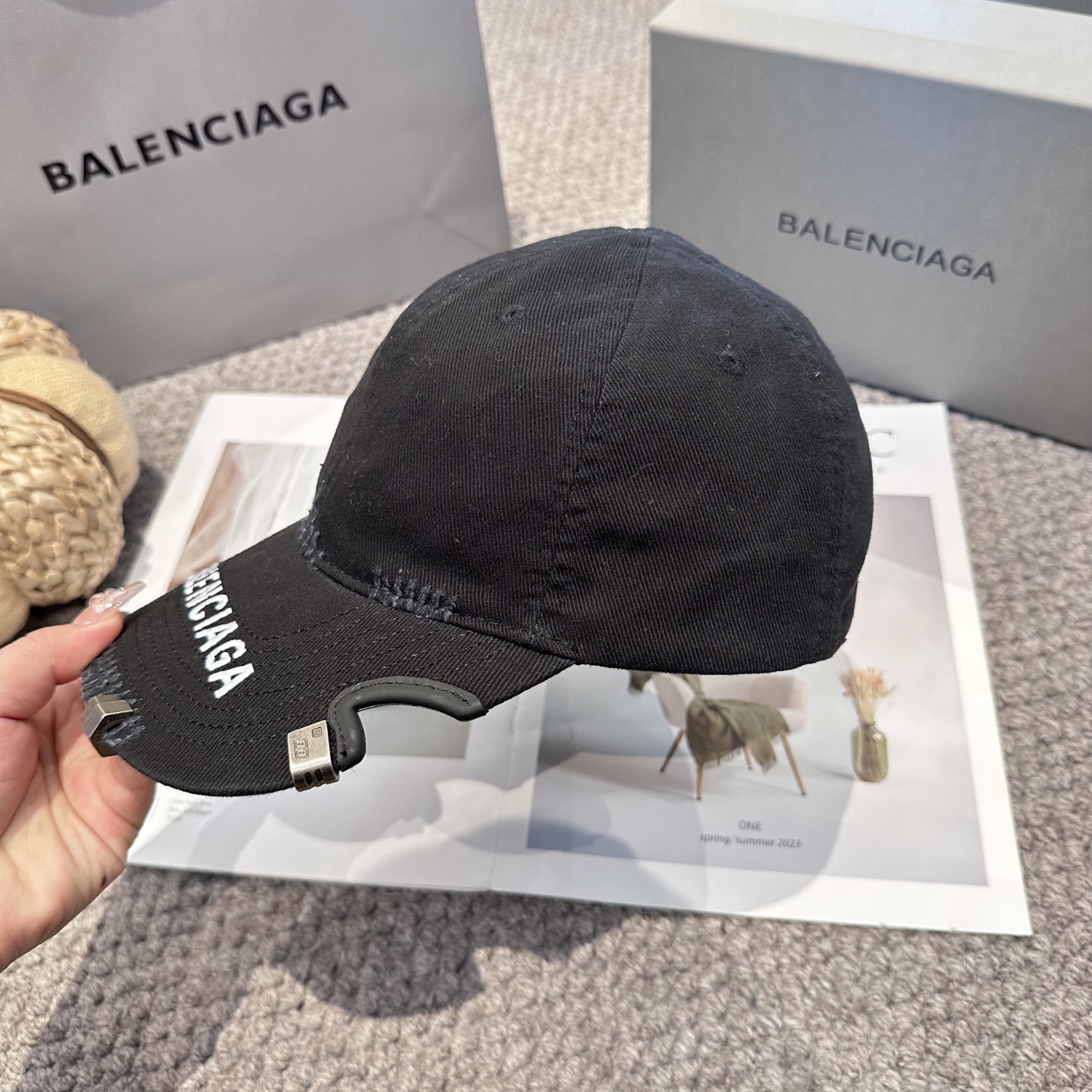 Balenciaga高仿男女款做舊破壞風棒球帽街頭潮流個性帽款| 10 Balenciaga高仿男女款做舊破壞風棒球帽街頭潮流個性帽款