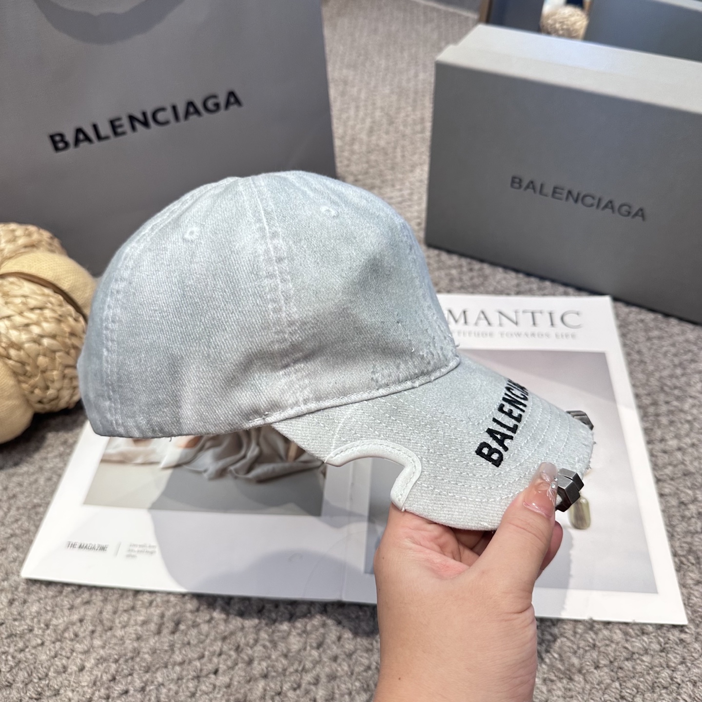 Balenciaga高仿男女款做舊水洗棒球帽淺藍復古潮流百搭帽| 8 Balenciaga高仿男女款做舊水洗棒球帽淺藍復古潮流百搭帽