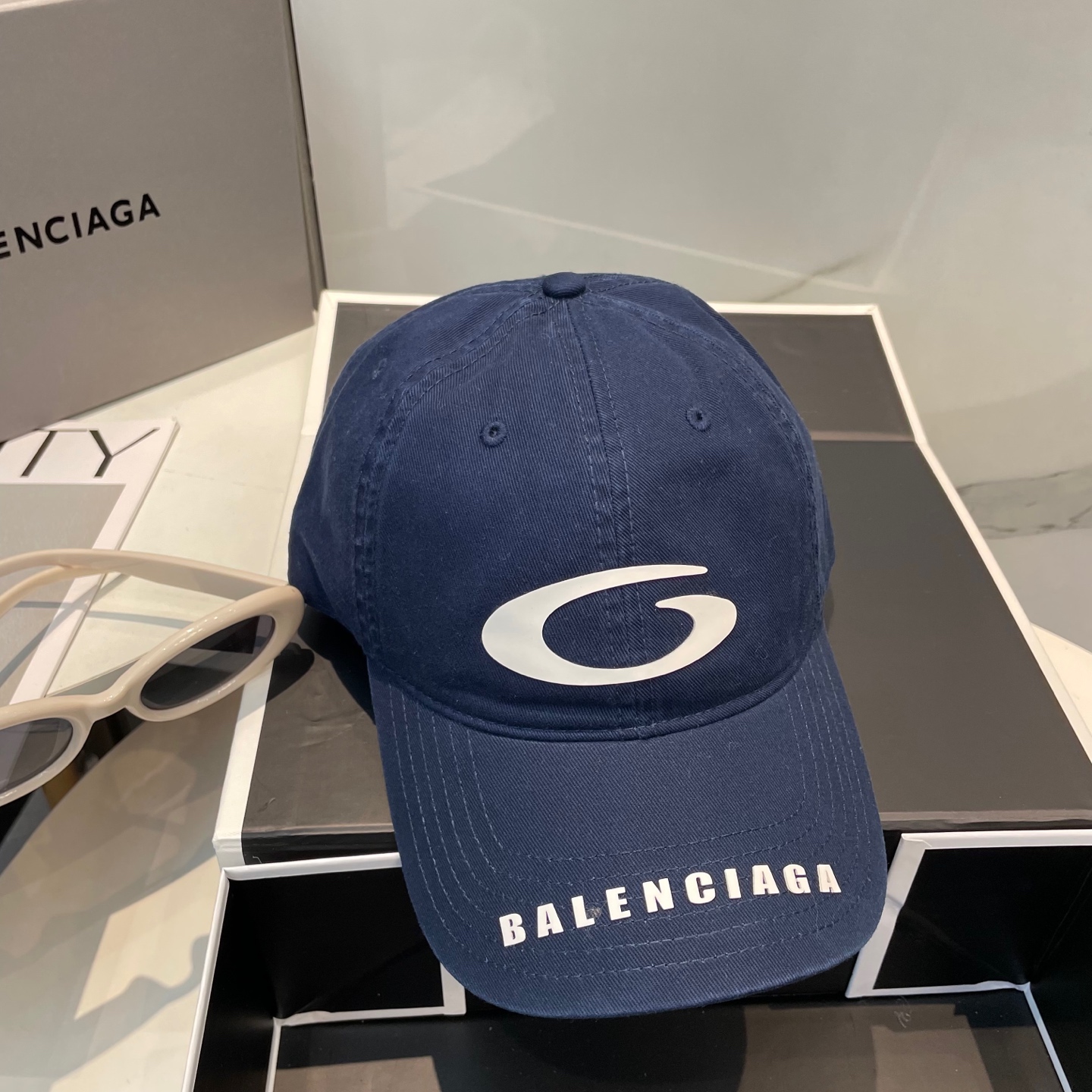Balenciaga A貨男女款立體Logo棒球帽深藍色休閒百搭潮流帽| 10 Balenciaga A貨男女款立體Logo棒球帽深藍色休閒百搭潮流帽