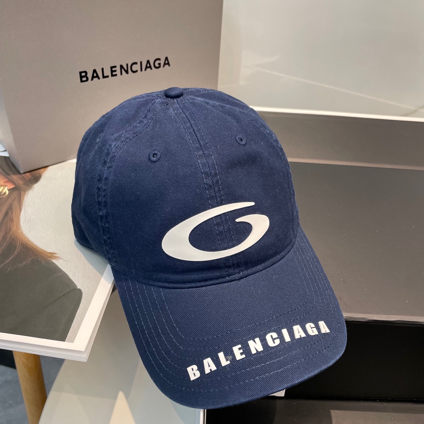 Balenciaga高仿男女款經典Logo棒球帽深藍休閒百搭通勤帽| 10 Balenciaga高仿男女款經典Logo棒球帽深藍休閒百搭通勤帽