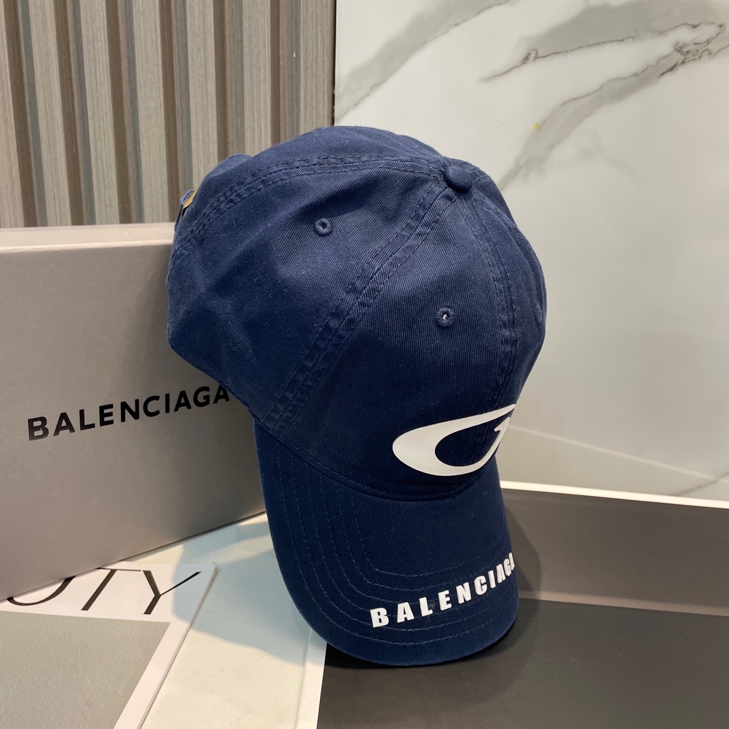 Balenciaga高仿男女款經典Logo棒球帽深藍休閒百搭通勤帽| 7 Balenciaga高仿男女款經典Logo棒球帽深藍休閒百搭通勤帽