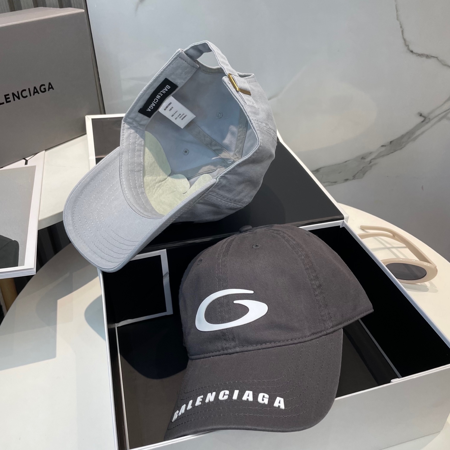 Balenciaga高仿男女款立体G字母棒球帽浅灰色百搭休闲潮帽| 12 Balenciaga高仿男女款立体G字母棒球帽浅灰色百搭休闲潮帽