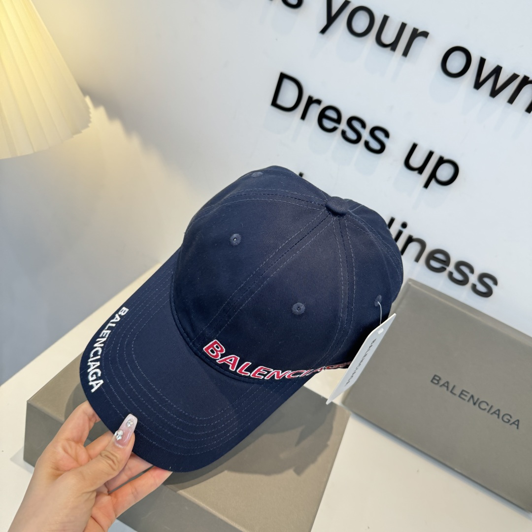Balenciaga高仿男女款刺繡Logo棒球帽黑色紅字休閒百搭潮流帽| 11 Balenciaga高仿男女款刺繡Logo棒球帽黑色紅字休閒百搭潮流帽