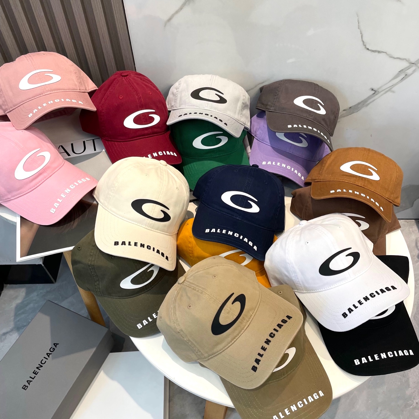 Balenciaga高仿男女款立体G字母棒球帽浅灰色百搭休闲潮帽| 7 Balenciaga高仿男女款立体G字母棒球帽浅灰色百搭休闲潮帽