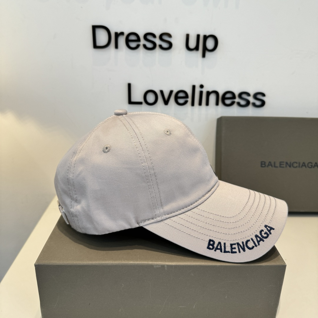 Balenciaga一比一男女款刺绣字母棒球帽浅灰色简约百搭款| 13 Balenciaga一比一男女款刺绣字母棒球帽浅灰色简约百搭款