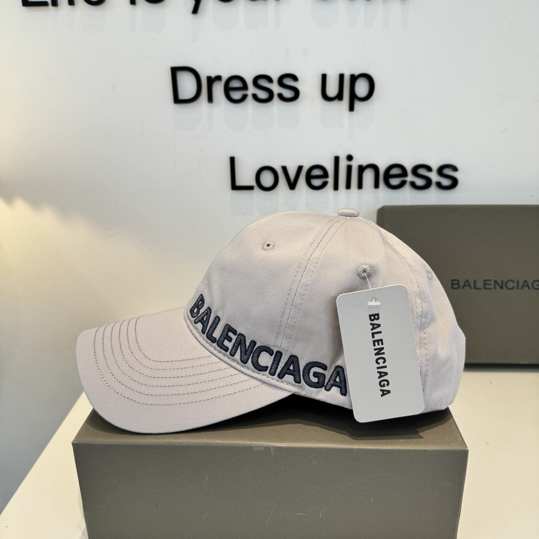Balenciaga一比一男女款刺绣字母棒球帽浅灰色简约百搭款| 12 Balenciaga一比一男女款刺绣字母棒球帽浅灰色简约百搭款