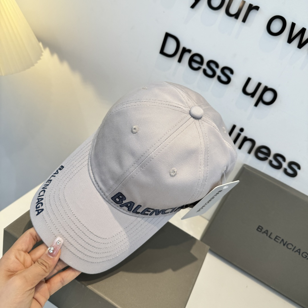 Balenciaga一比一男女款刺绣字母棒球帽浅灰色简约百搭款| 11 Balenciaga一比一男女款刺绣字母棒球帽浅灰色简约百搭款