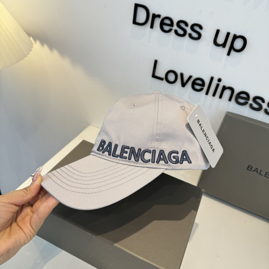 Balenciaga一比一男女款刺绣字母棒球帽浅灰色简约百搭款| 10 Balenciaga一比一男女款刺绣字母棒球帽浅灰色简约百搭款