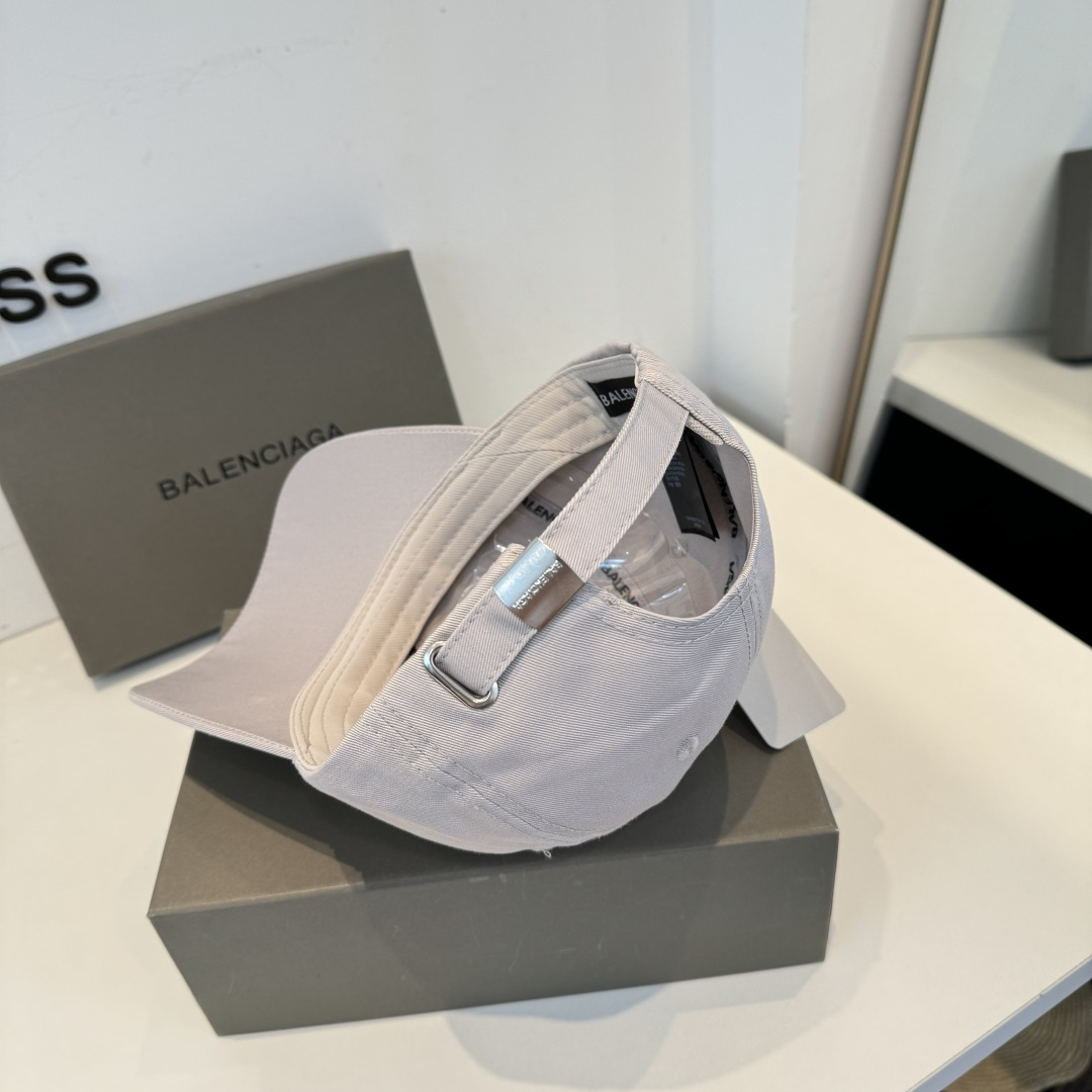 Balenciaga一比一男女款刺绣字母棒球帽浅灰色简约百搭款| 9 Balenciaga一比一男女款刺绣字母棒球帽浅灰色简约百搭款