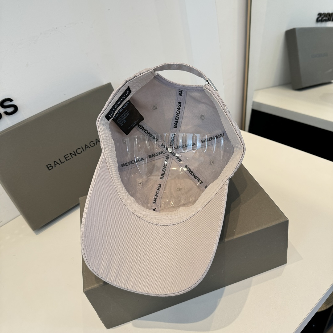Balenciaga一比一男女款刺绣字母棒球帽浅灰色简约百搭款| 8 Balenciaga一比一男女款刺绣字母棒球帽浅灰色简约百搭款