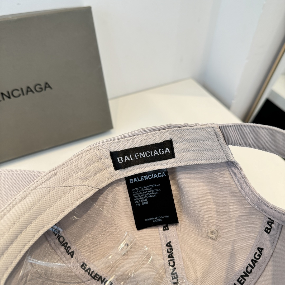 Balenciaga一比一男女款刺绣字母棒球帽浅灰色简约百搭款| 7 Balenciaga一比一男女款刺绣字母棒球帽浅灰色简约百搭款