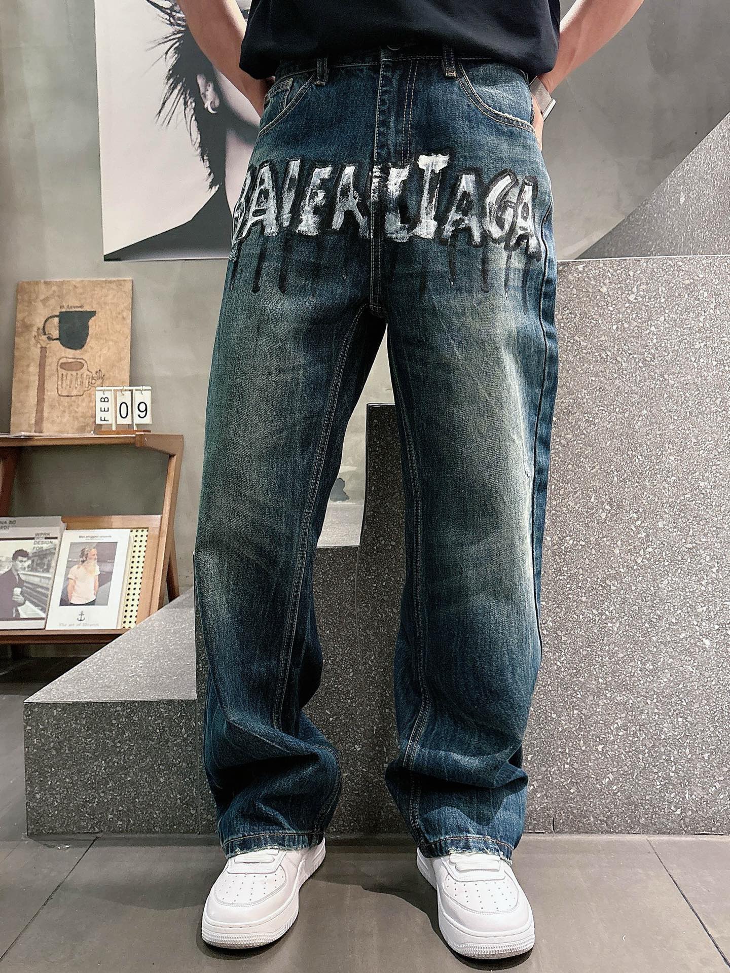 Balenciaga一比一男士牛仔長褲背面塗鴉字母設計街頭寬鬆款
