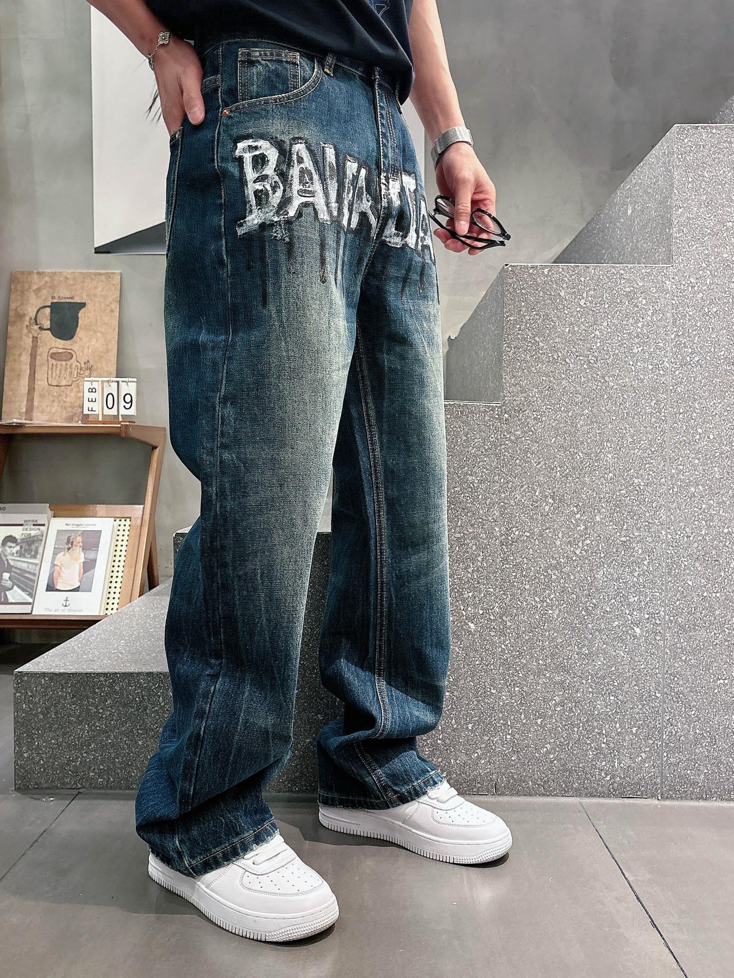 Balenciaga一比一男士牛仔長褲背面塗鴉字母設計街頭寬鬆款| 13 Balenciaga一比一男士牛仔長褲背面塗鴉字母設計街頭寬鬆款