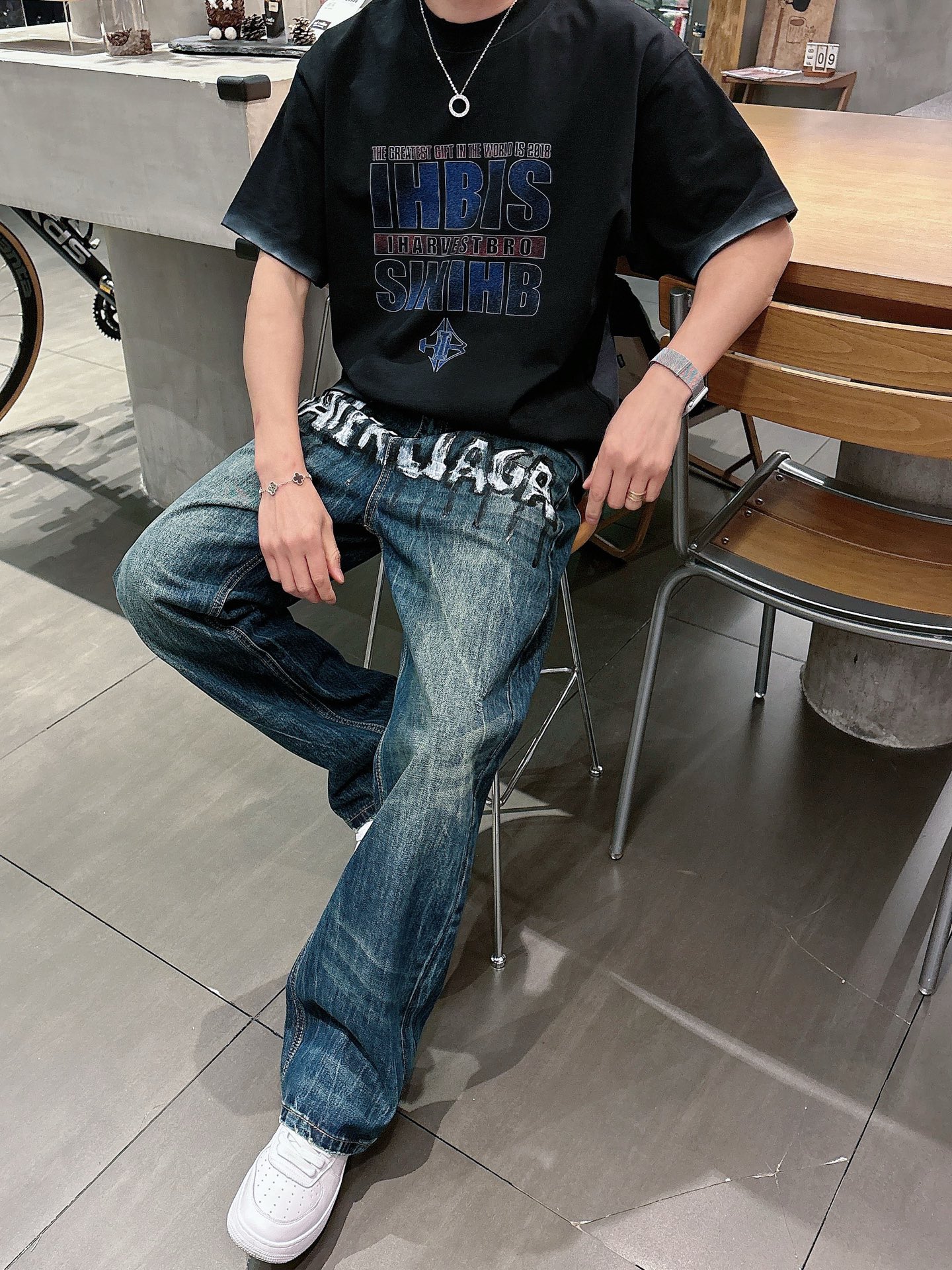Balenciaga一比一男士牛仔長褲背面塗鴉字母設計街頭寬鬆款| 10 Balenciaga一比一男士牛仔長褲背面塗鴉字母設計街頭寬鬆款