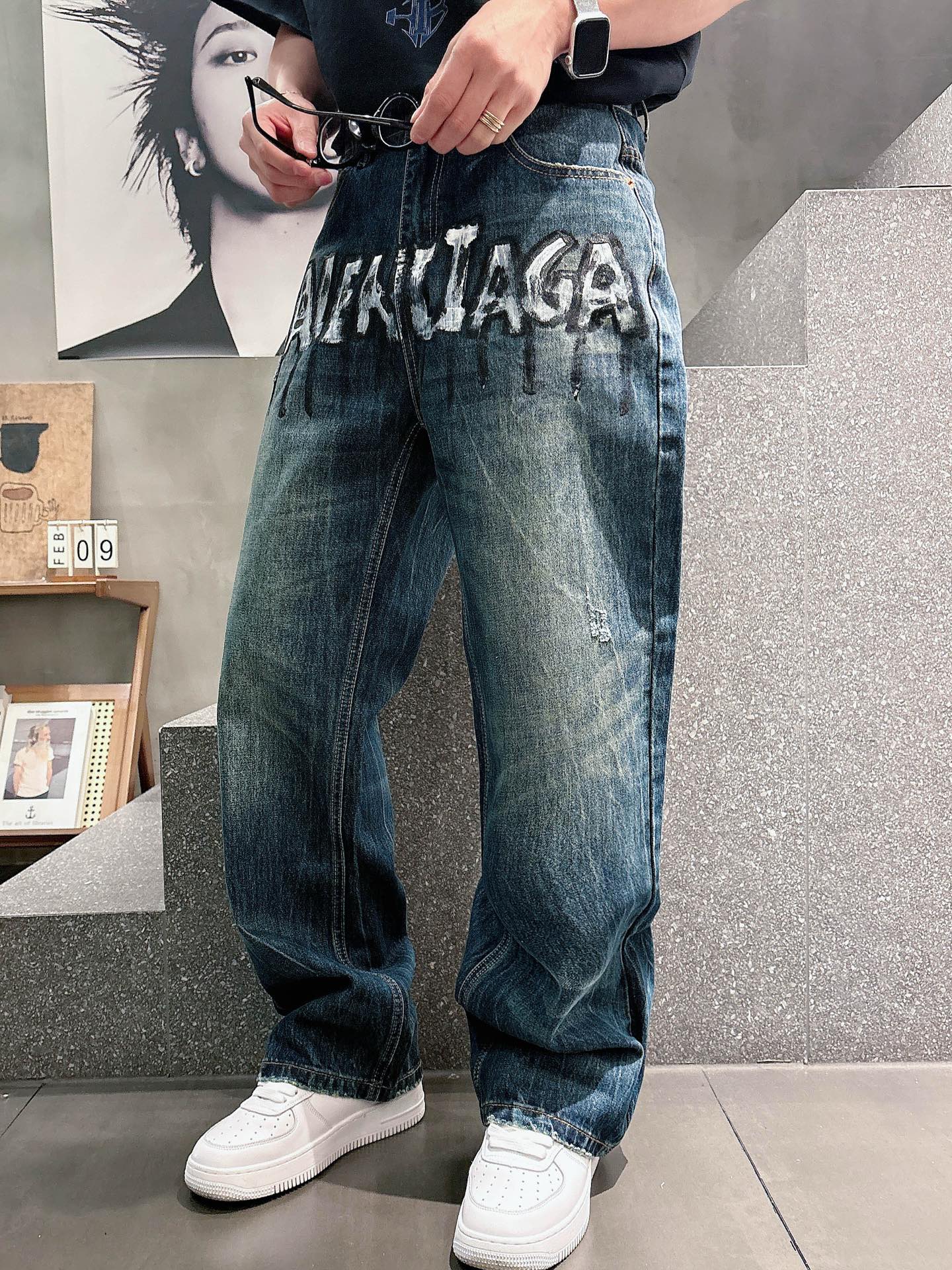 Balenciaga一比一男士牛仔長褲背面塗鴉字母設計街頭寬鬆款| 8 Balenciaga一比一男士牛仔長褲背面塗鴉字母設計街頭寬鬆款